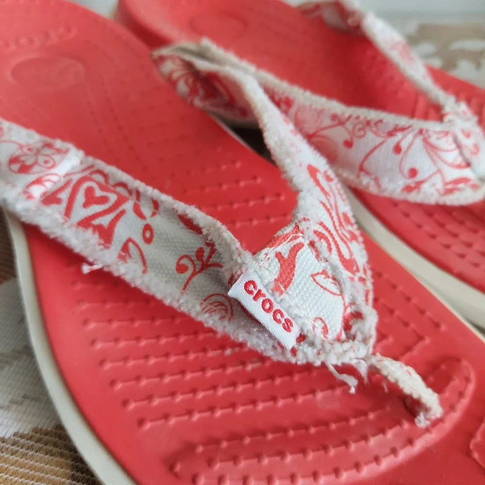 Crocs Womens Red White Patterned Canvas Strap Flip Flop Sandals Size 9